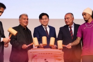 开云体育官网-巴萨抵达神户参加欢迎晚宴，拉波尔塔、乐天创始人出席