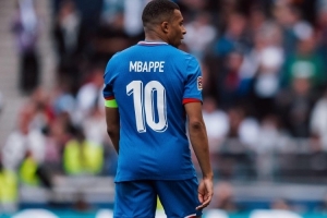 法国队官方社媒晒姆巴佩各时期10号球衣照片：10号完美适合他！