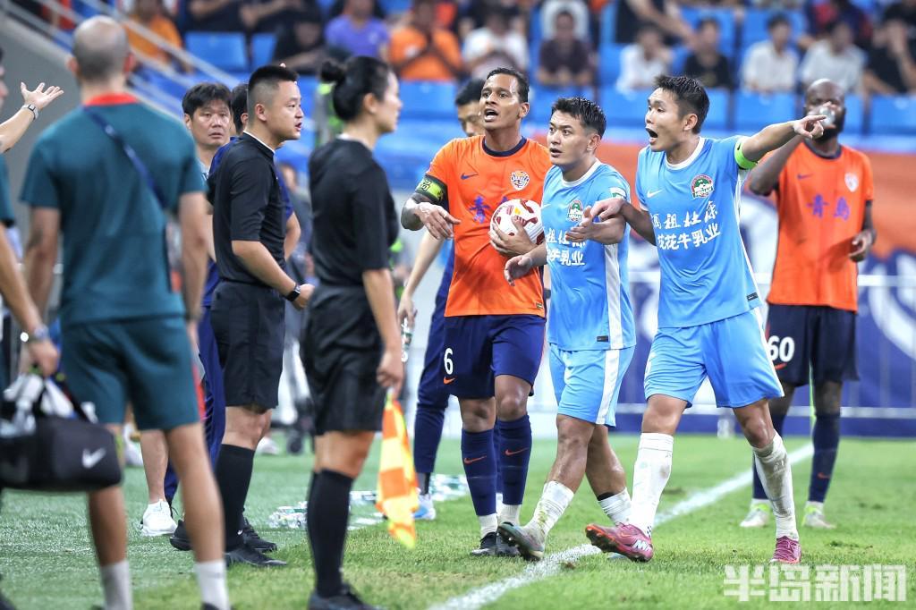 开云体育-雨中一分不解渴！青岛海牛主场与河南队打平，李霄鹏赛后委婉批外援“不严谨”