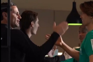 开云体育-助日本队提前晋级世界杯，板仓滉回门兴后教练和队友向他送上祝福